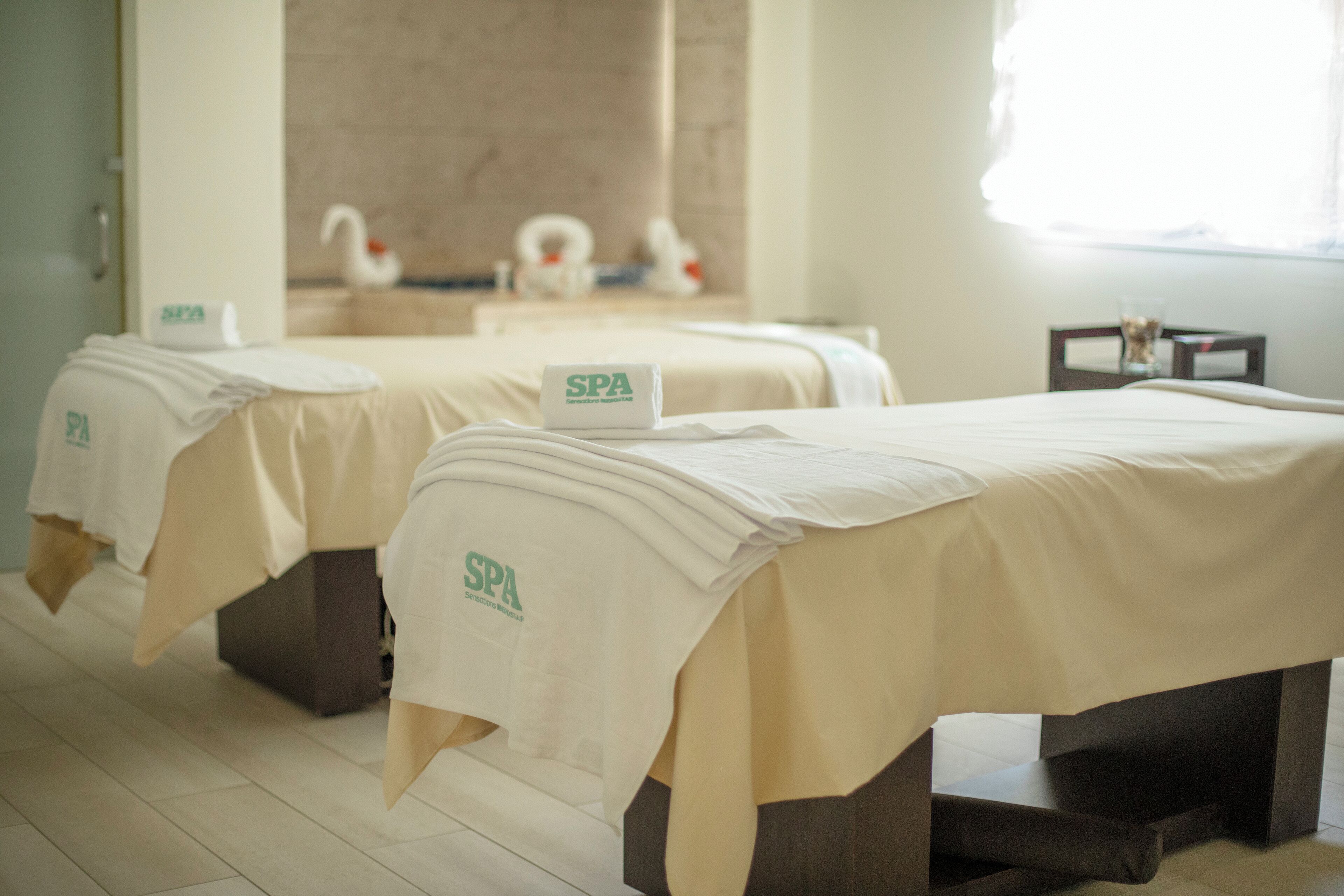 Couples treatment rooms, sauna, hot tub, steam room, Turkish bath