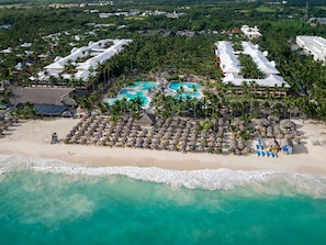 Plage, parasols, massages sur la plage, kayak