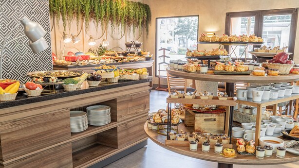 Un bufé con diversos alimentos y una estación de café.