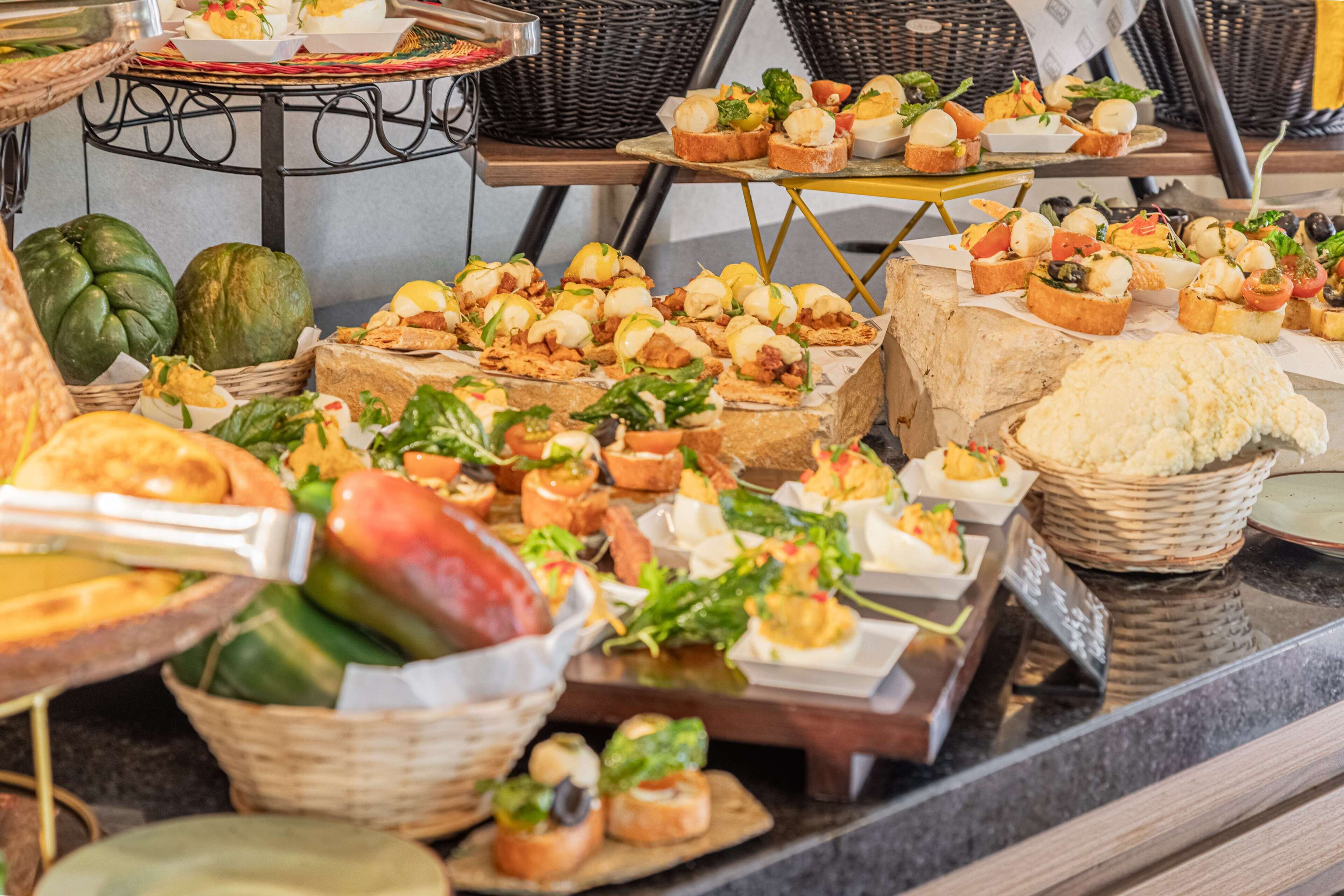 Un buffet proposant une variété de plats et de paniers.