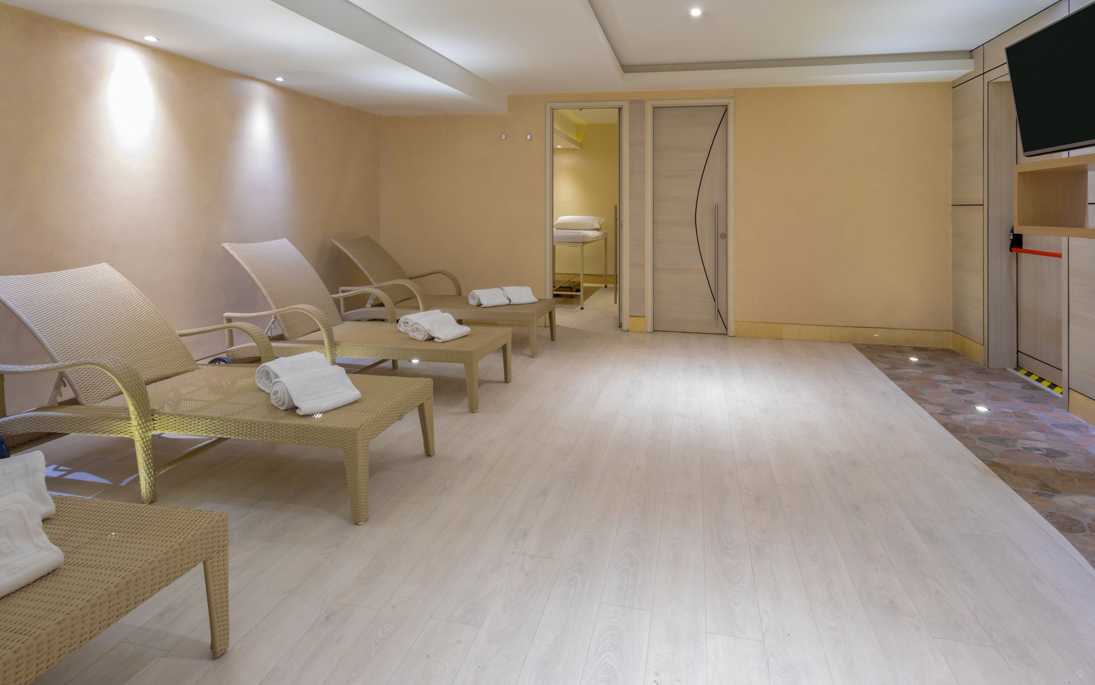 couples treatment room(s), sauna, steam room