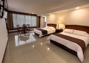 Executive Room, 2 Katil Kelamin (Double) | Tilam berlapik, peti besi dalam bilik, meja, langsir/tirai gelap terus 