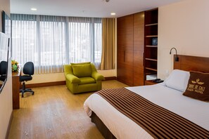 Premier Double Room | 1 bedroom, hypo-allergenic bedding, pillowtop beds, in-room safe