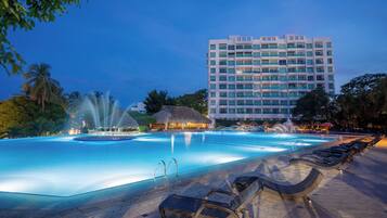 2 piscinas al aire libre (de 09:00 a 21:00), sombrillas, tumbonas