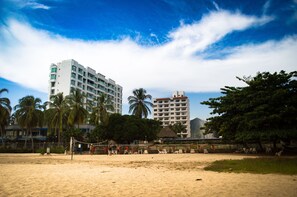 Sur la plage, chaise longue, parasol, serviettes de plage