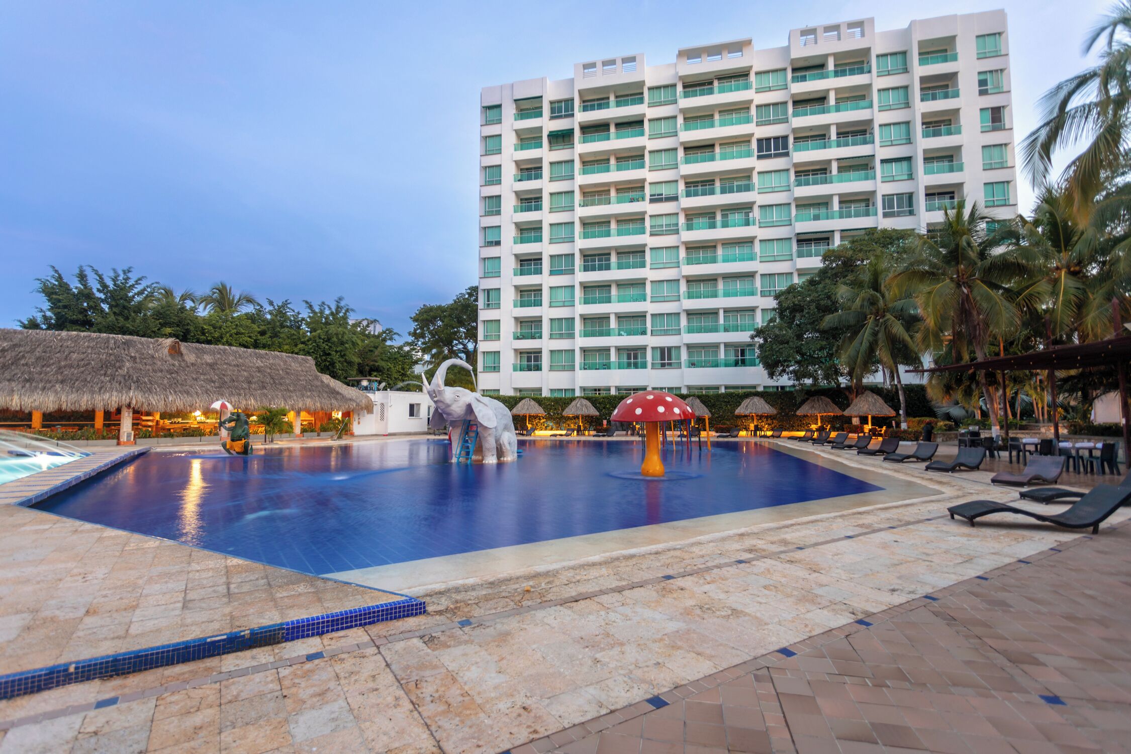 2 albercas al aire libre, sombrillas en la alberca y camastros 