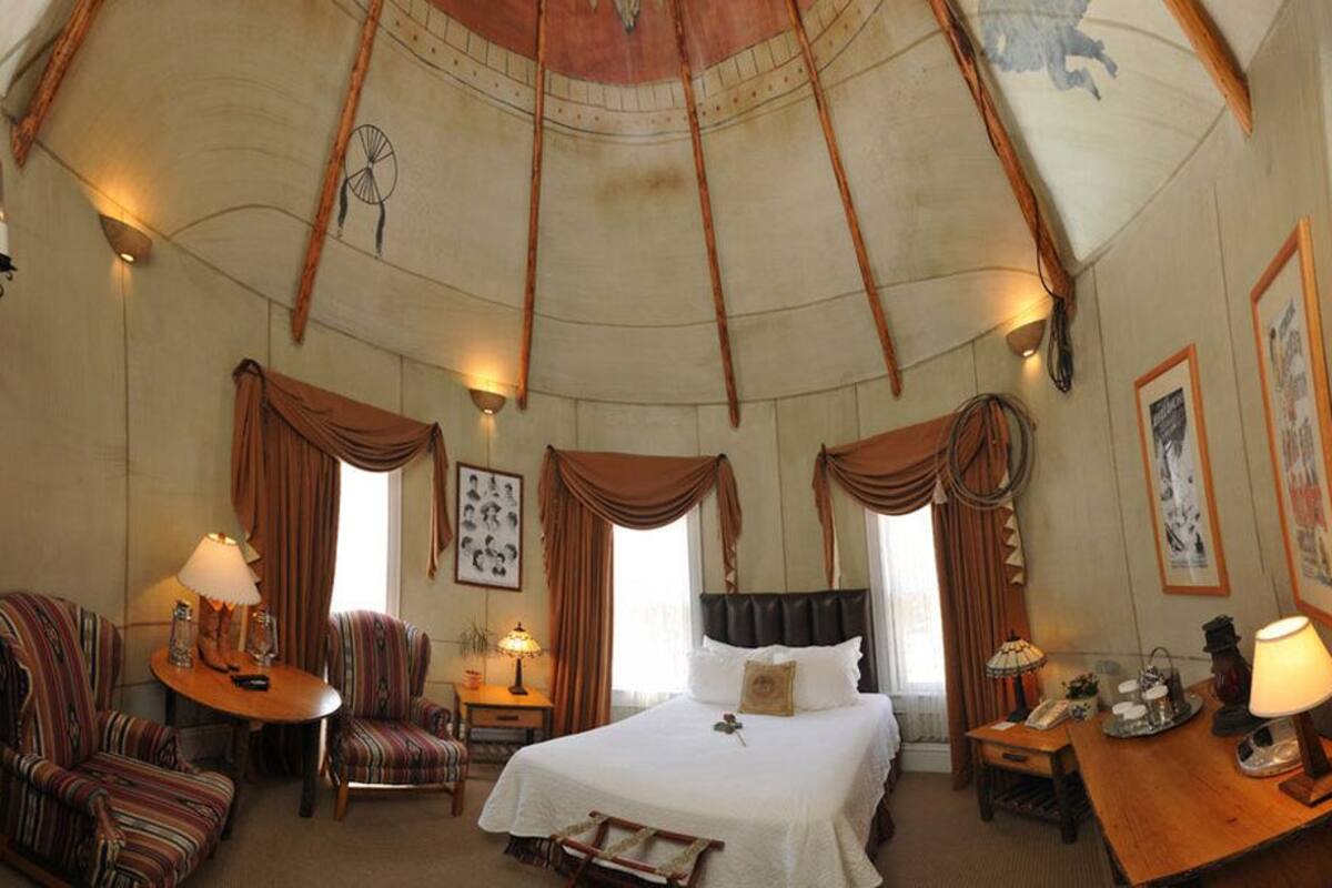 1 bedroom, hypo-allergenic bedding, in-room safe, laptop workspace