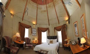 Hypo-allergenic bedding, in-room safe, laptop workspace - Cliff House at Pikes Peak (Manitou Springs)
