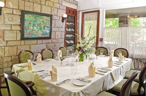 2 restaurantes; se sirven desayunos, almuerzos y cocina americana 