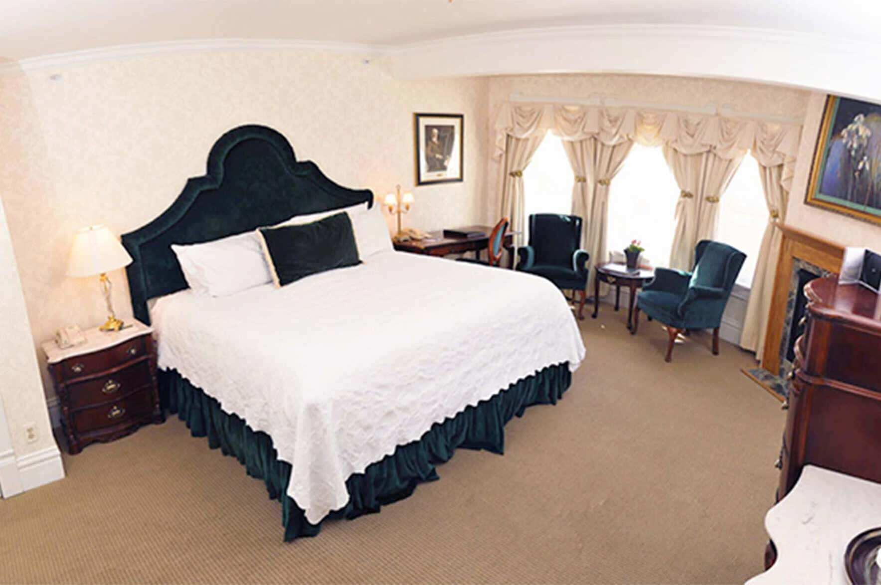 Hypo-allergenic bedding, in-room safe, laptop workspace