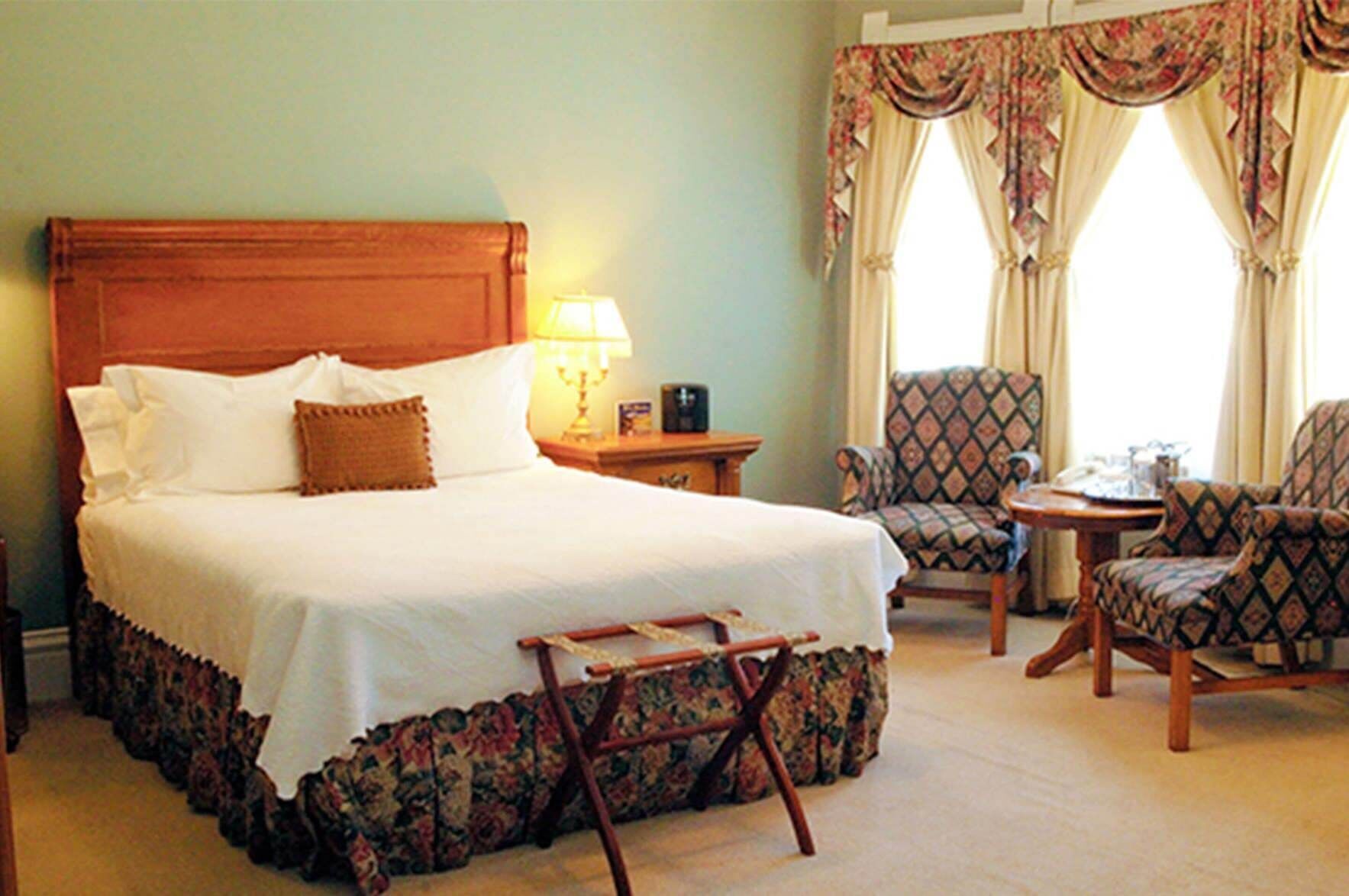 Hypo-allergenic bedding, in-room safe, laptop workspace