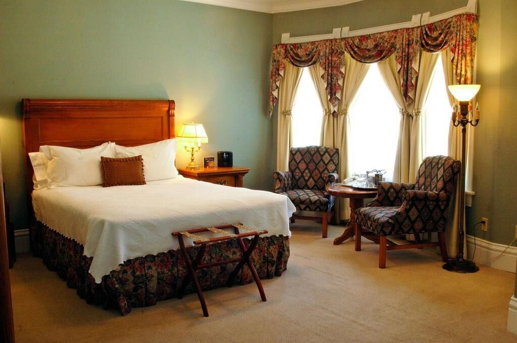 Hypo-allergenic bedding, in-room safe, laptop workspace