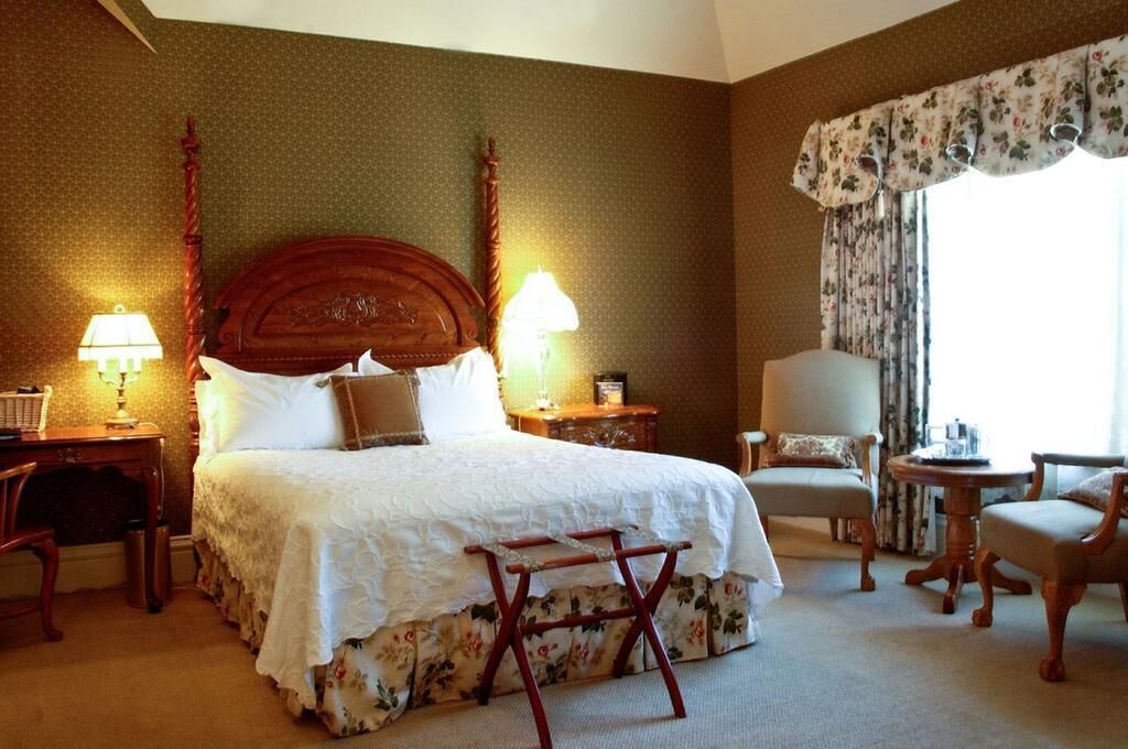 Hypo-allergenic bedding, in-room safe, laptop workspace