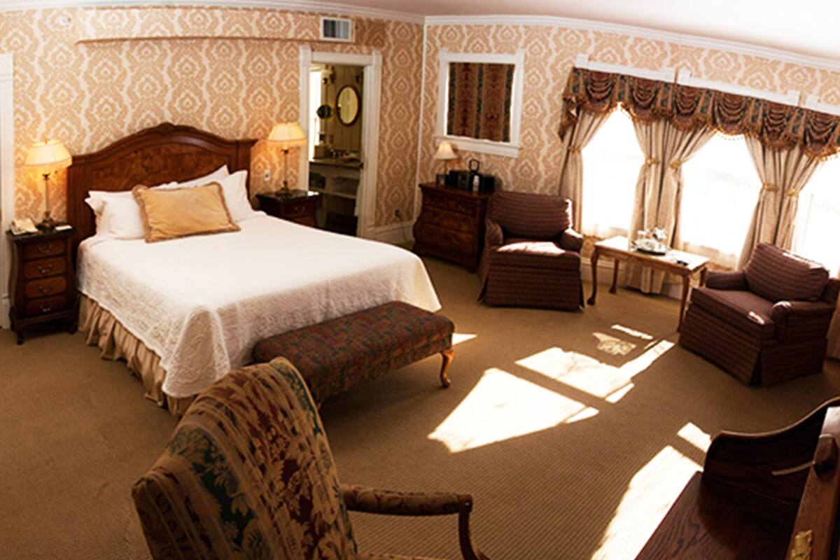 E.E. Nichols Celebrity Suite | Hypo-allergenic bedding available, in-room safe, laptop workspace