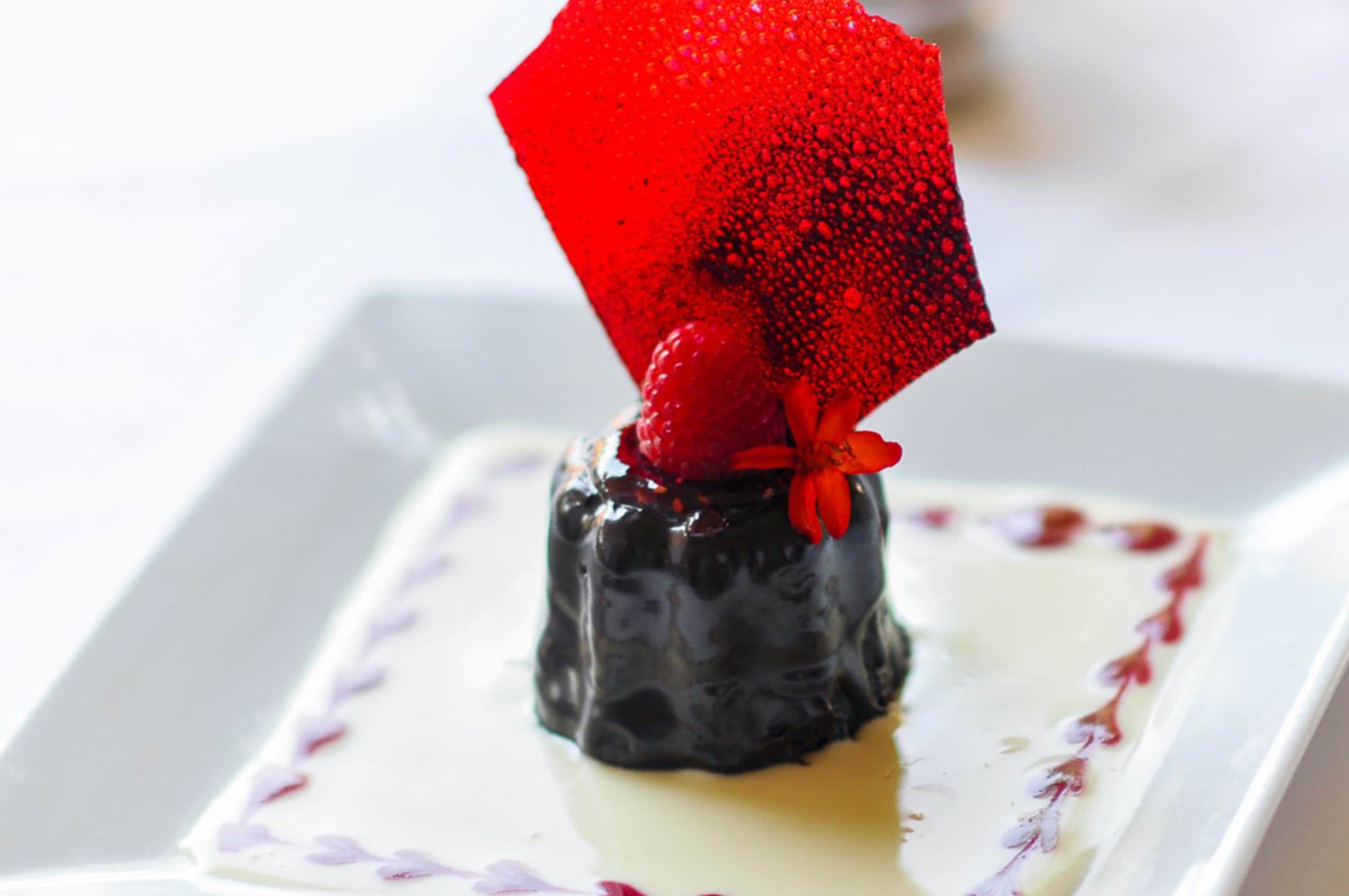Un postre sobre un plato blanco con estampado floral.