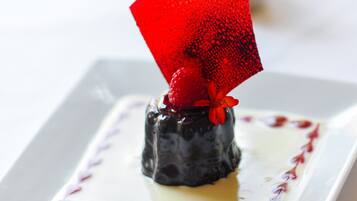 Un postre sobre un plato blanco con estampado floral.