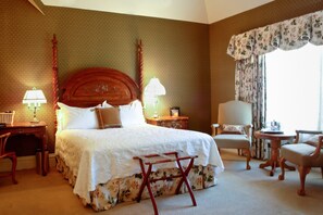 Ropa de cama hipoalergénica y caja de seguridad en la habitación 