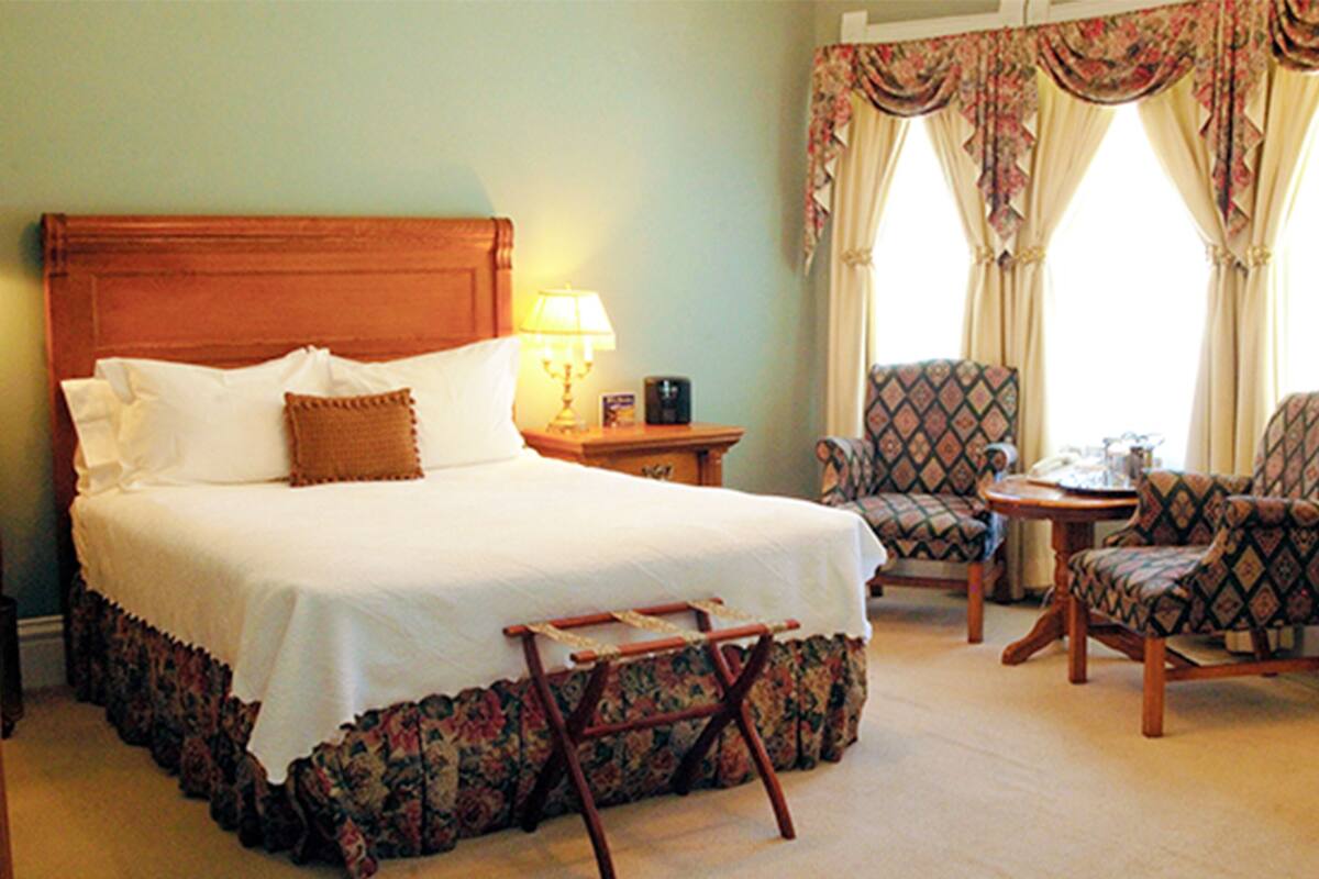Hypo-allergenic bedding available, in-room safe, laptop workspace