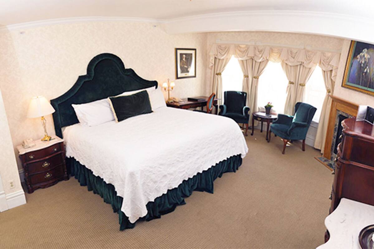 Zalmon Simmons Suite | Hypo-allergenic bedding available, in-room safe, laptop workspace