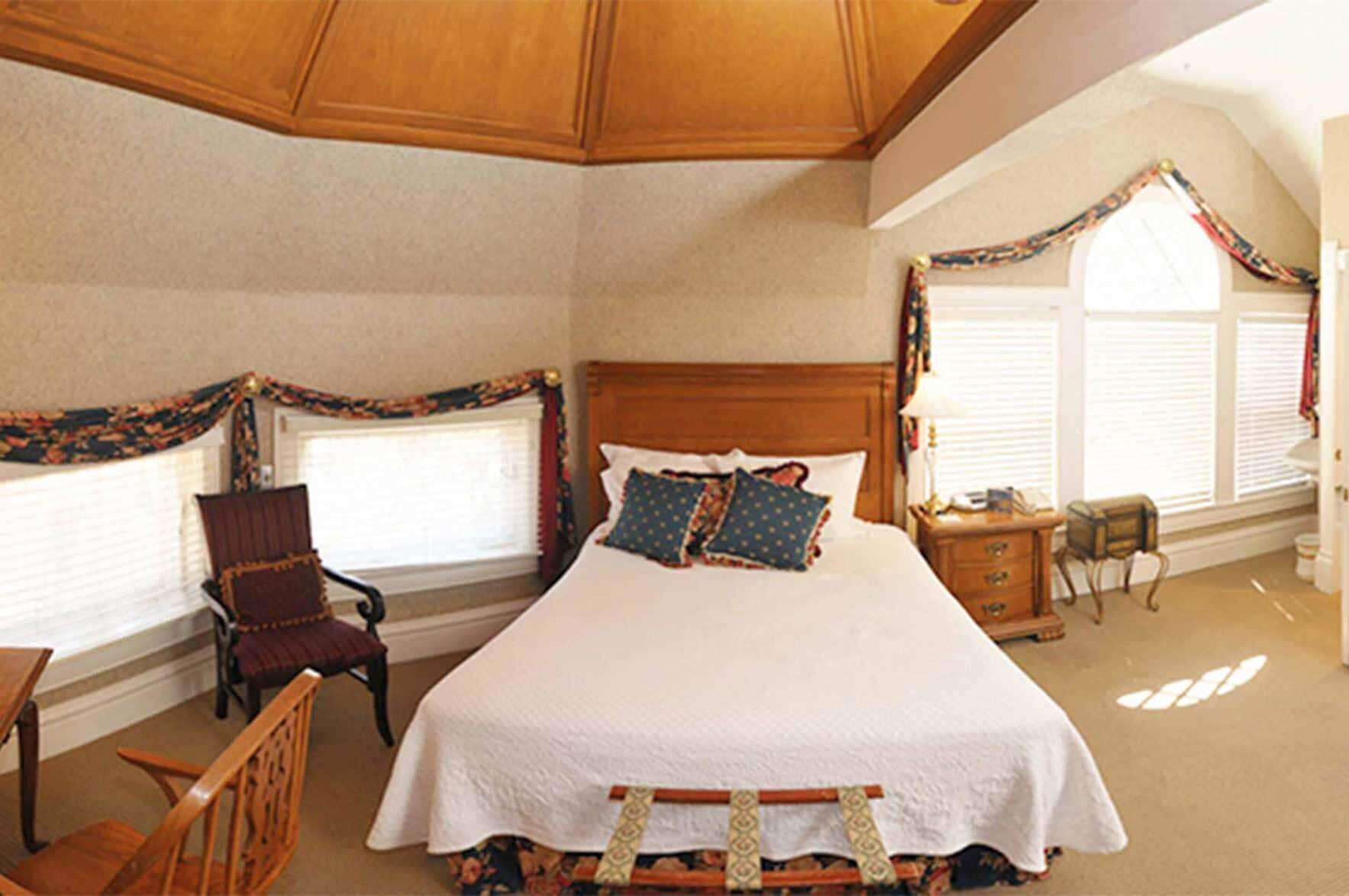 Hypo-allergenic bedding, in-room safe, laptop workspace