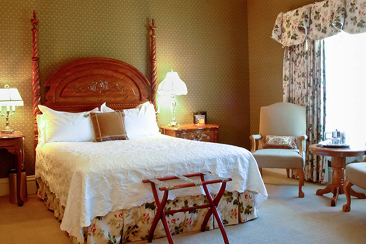 Junior Suite, 1 Queen Bed | Hypo-allergenic bedding available, in-room safe, laptop workspace