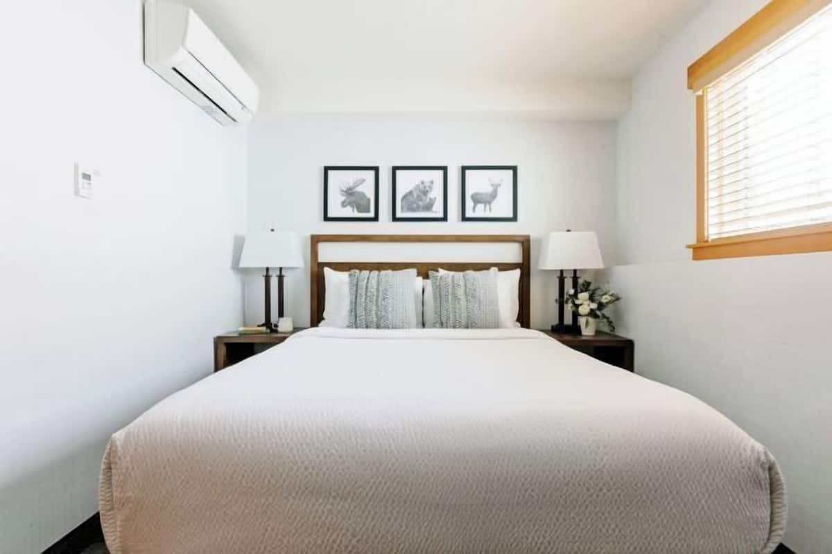 Tabla de planchar con plancha, wifi gratis, ropa de cama y despertador