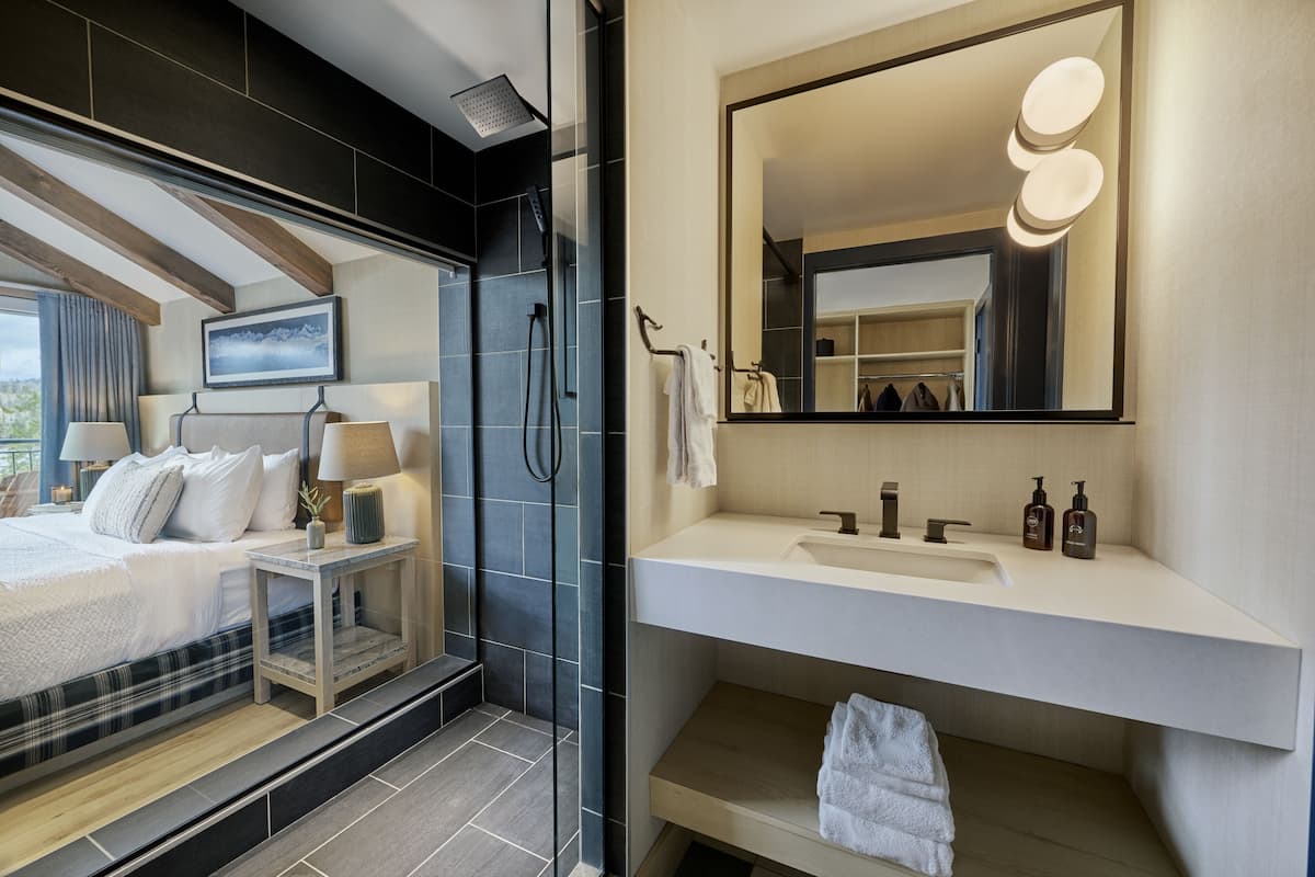 founders room one king | iron/ironing board, free wifi, bed sheets, alarm clocks