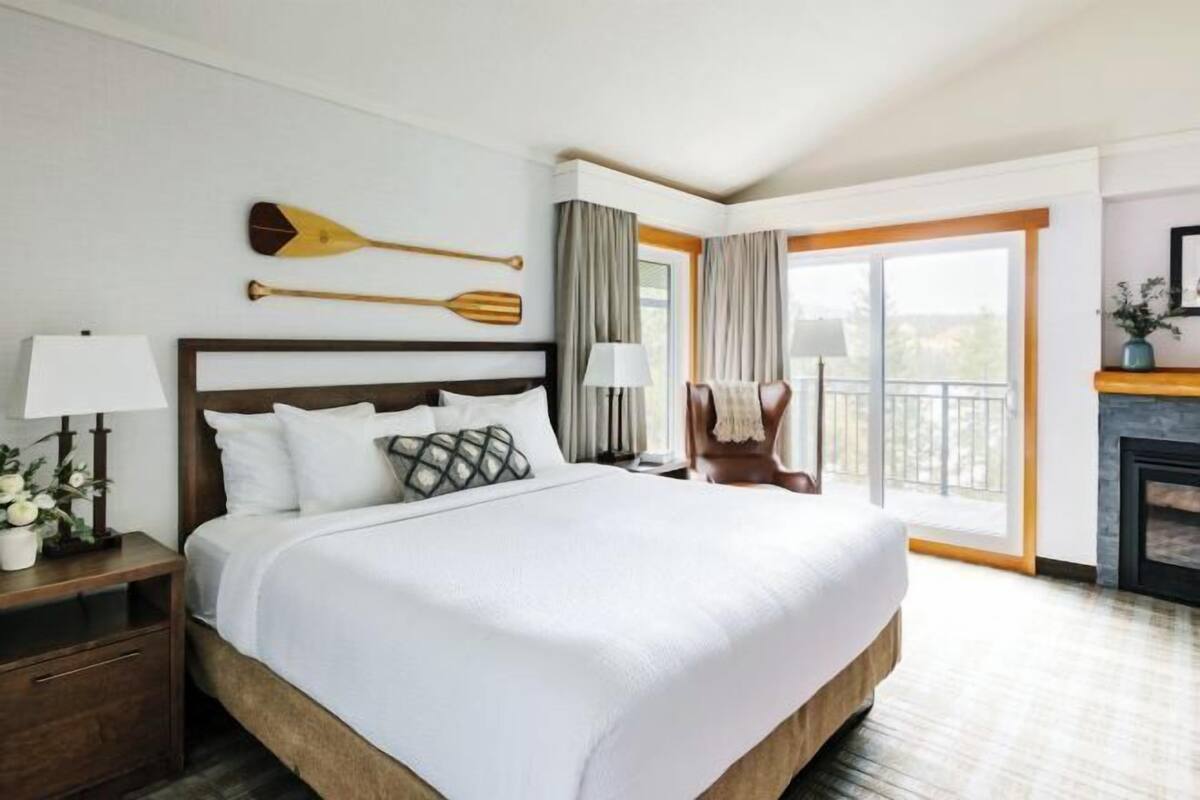 Tabla de planchar con plancha, wifi gratis, despertador y ropa de cama