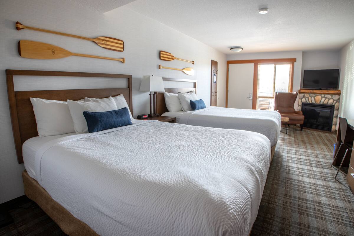 Habitación, 2 camas de matrimonio (Cavell Room) | Tabla de planchar con plancha, wifi gratis, despertador y ropa de cama