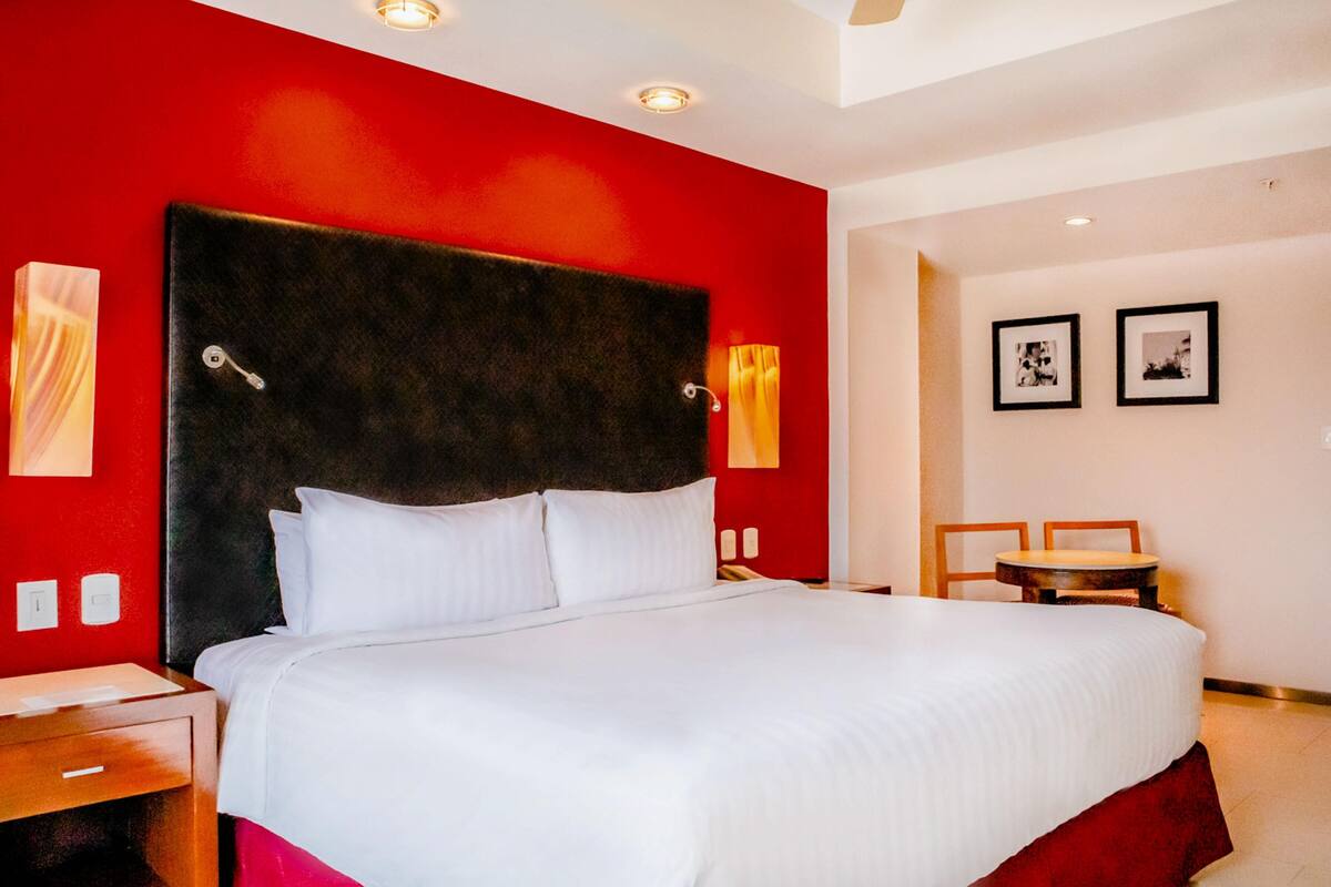 Ropa de cama de alta calidad, minibar, caja fuerte y escritorio