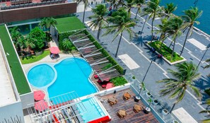 Una piscina techada, 2 piscinas al aire libre