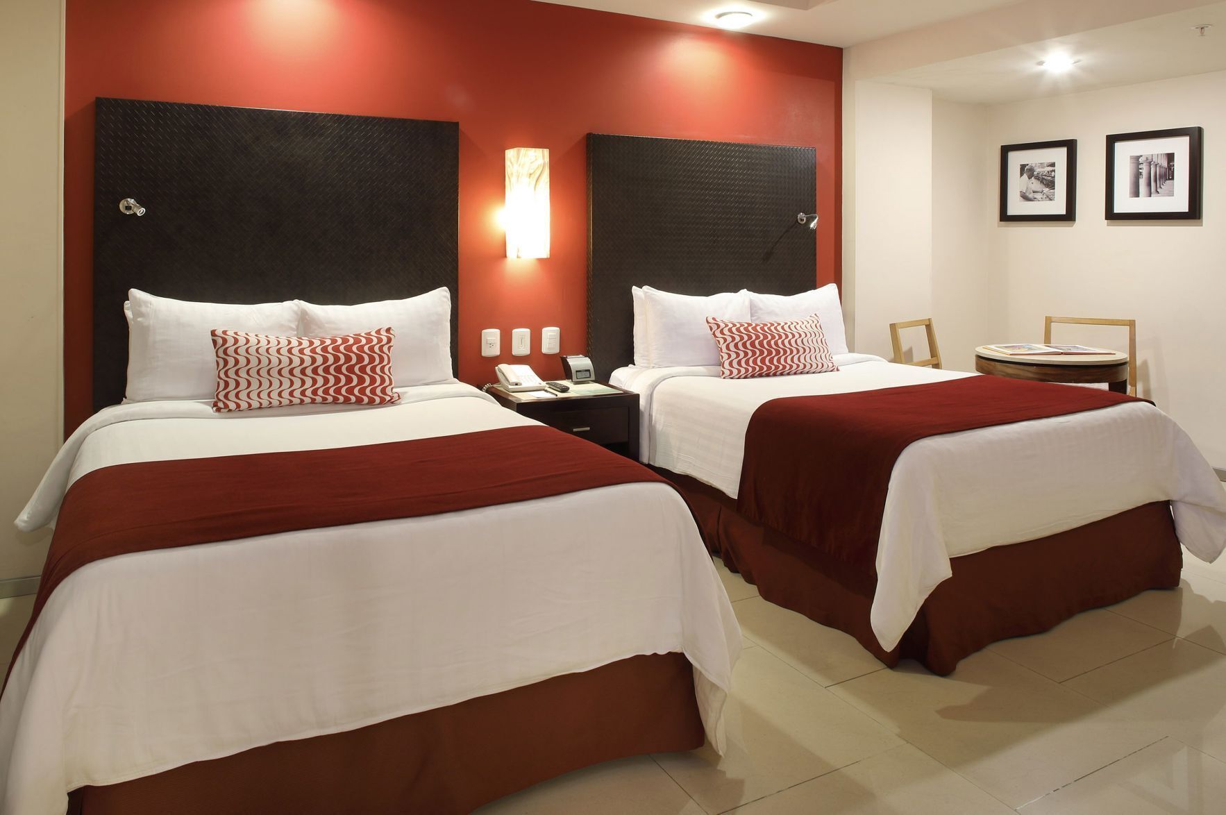 Luxe beddengoed, een minibar, een kluis op de kamer, een bureau