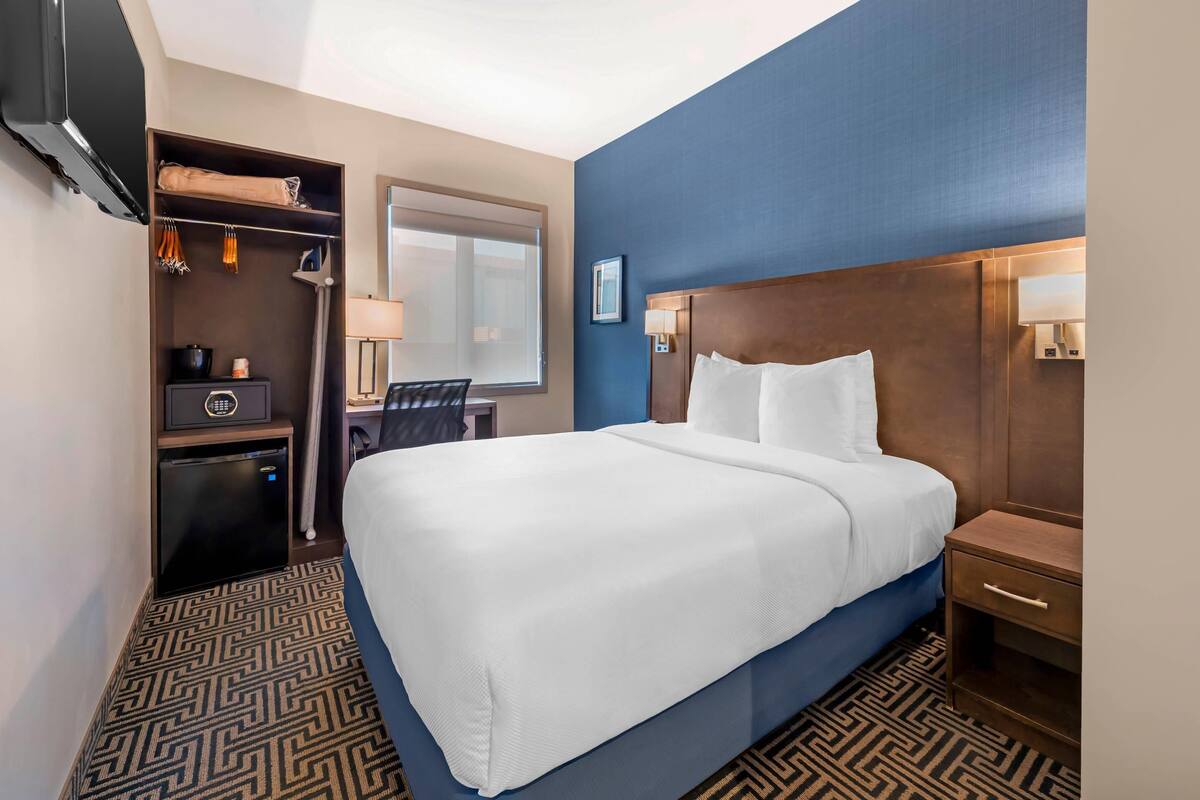 In-room safe, desk, laptop workspace, blackout curtains