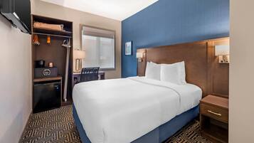 Standard Room, 1 Double Bed, Non Smoking | In-room safe, desk, laptop workspace, blackout drapes