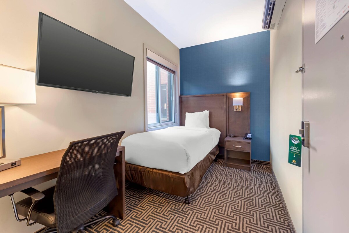 In-room safe, desk, laptop workspace, blackout drapes