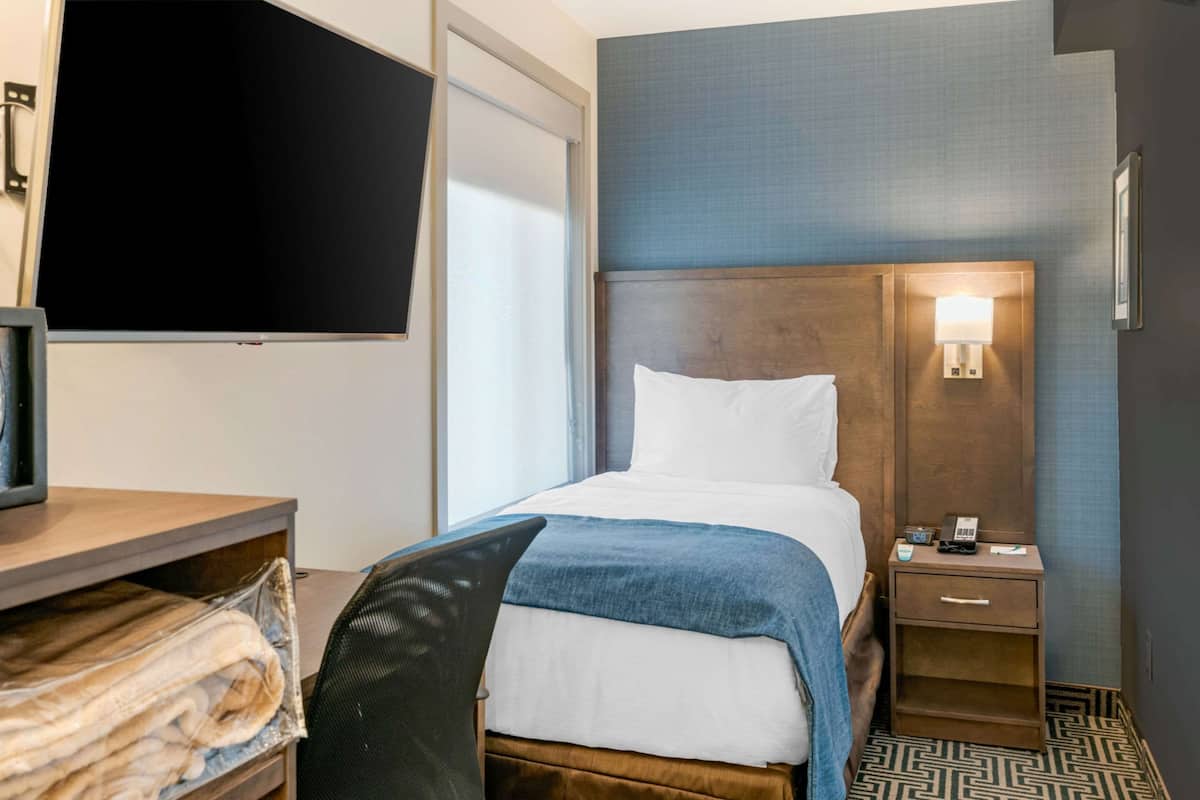 Standard Room, 1 Single Bed, Non Smoking | In-room safe, desk, laptop workspace, blackout curtains