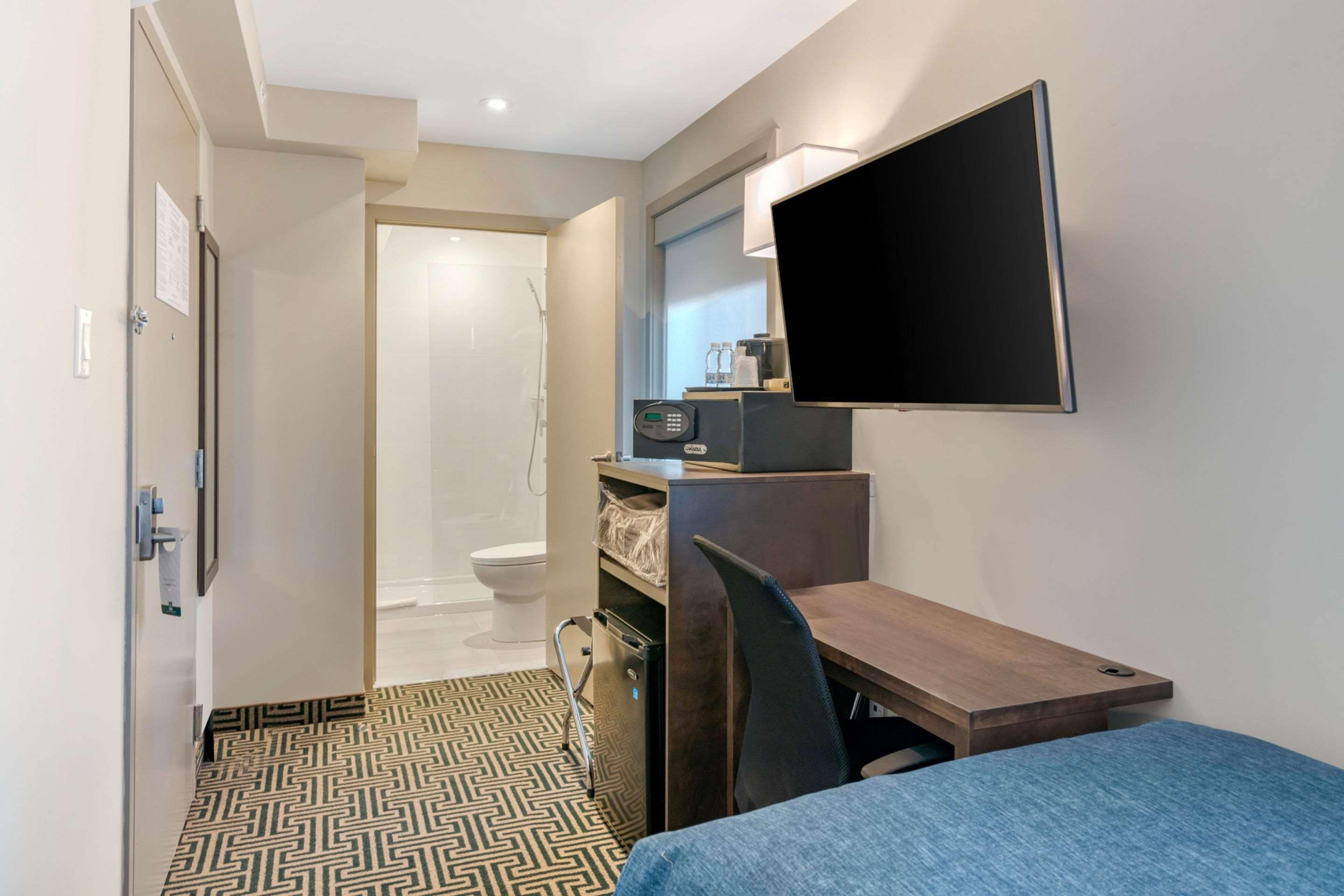 standard room, 1 single bed, non smoking | in-room safe, desk, laptop workspace, blackout curtains