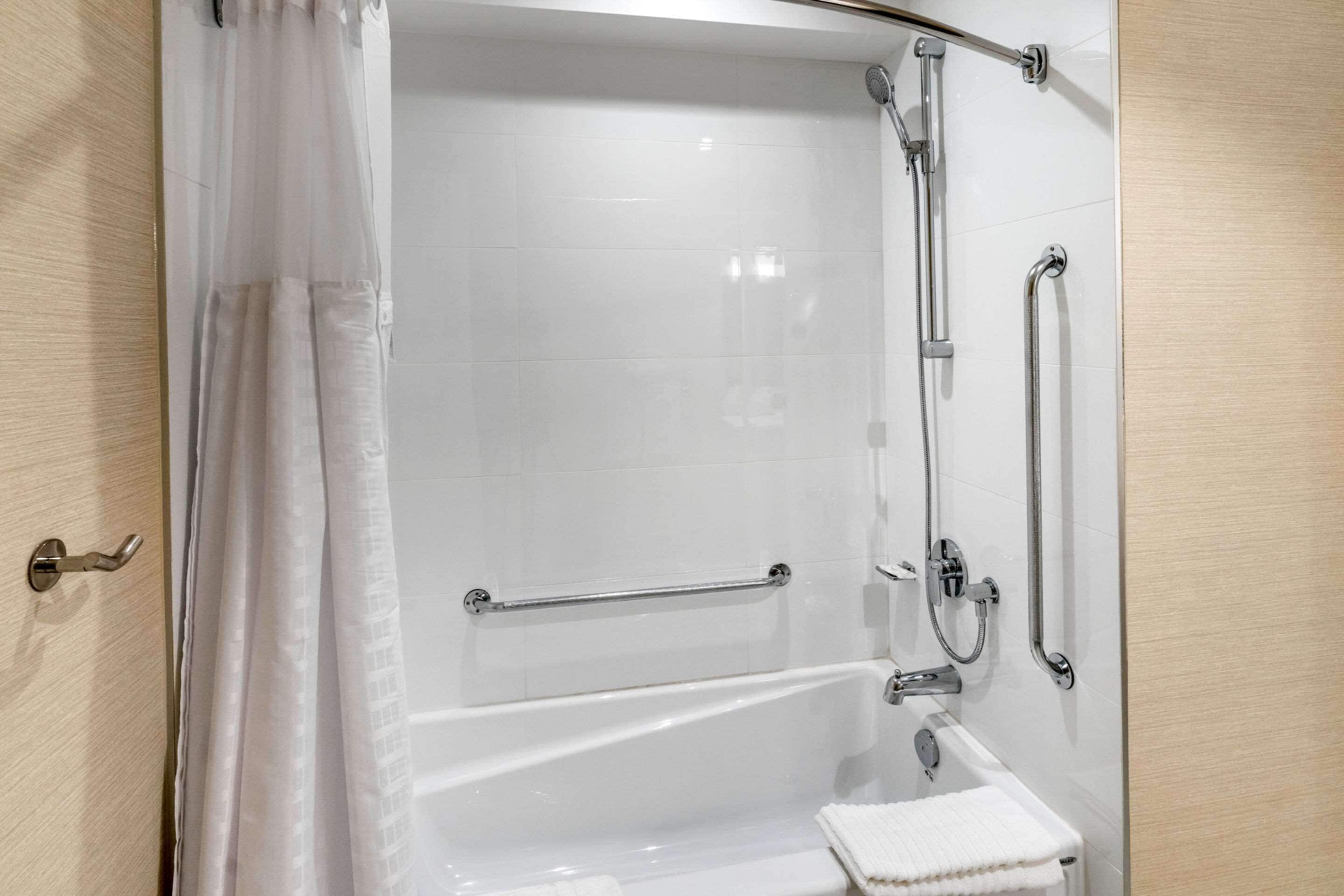 separate bathtub and shower, rainfall showerhead, free toiletries