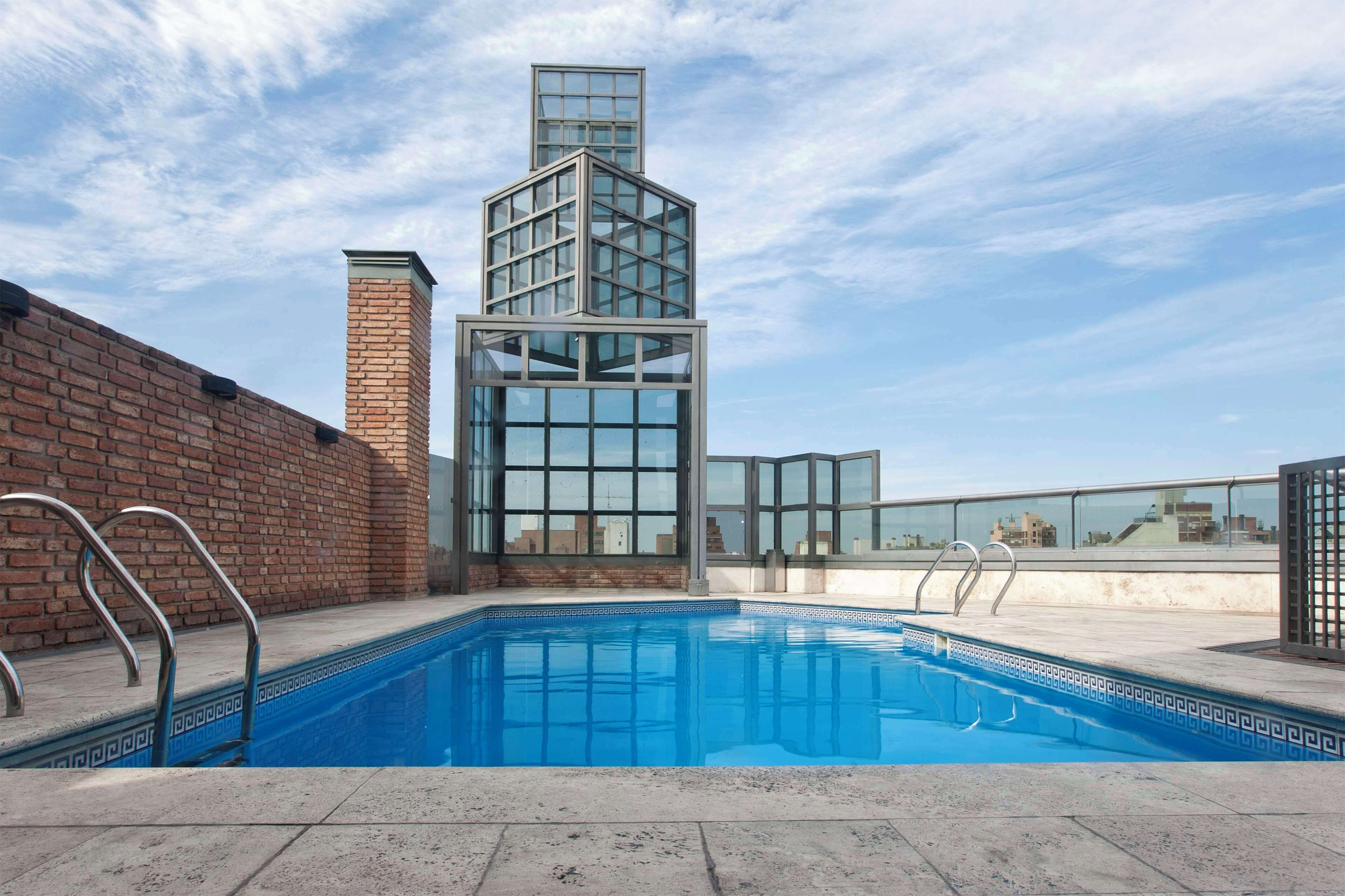 Una piscina al aire libre de temporada, sillones reclinables de piscina