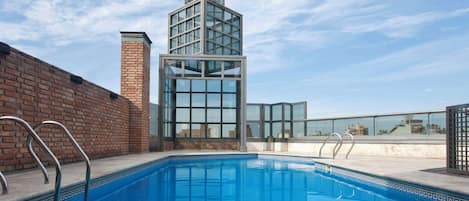 Außenpool (je nach Saison geöffnet), Liegestühle