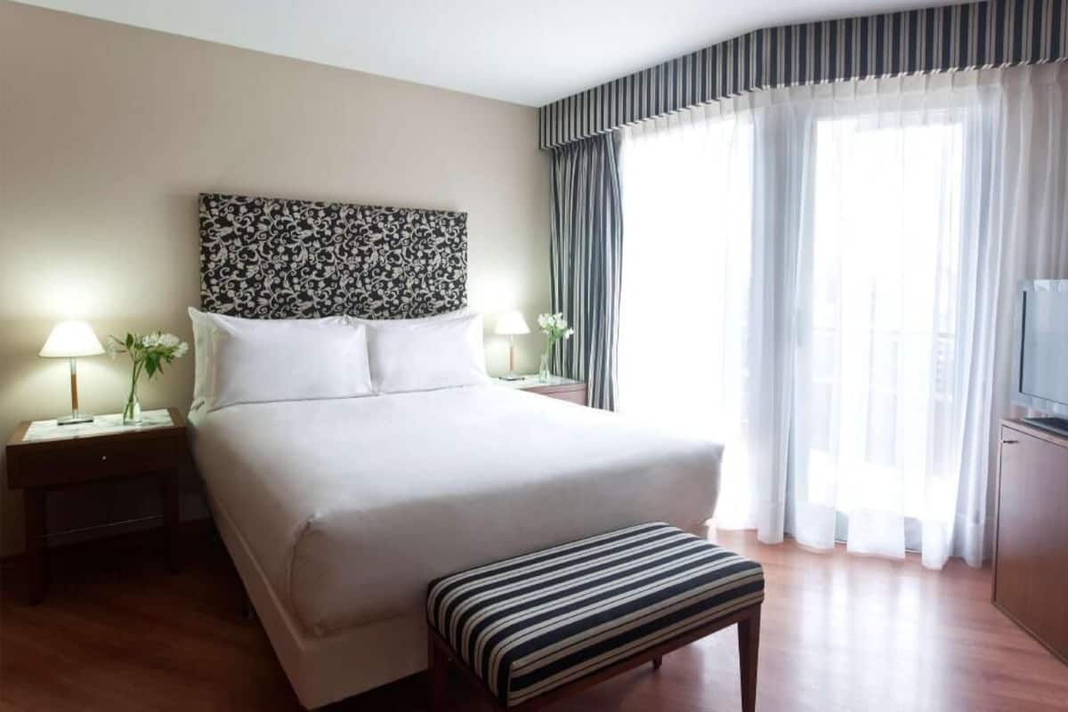 Premium bedding, down comforters, minibar, in-room safe