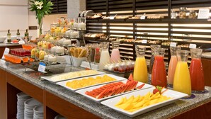 Buffet com diversos alimentos e bebidas.