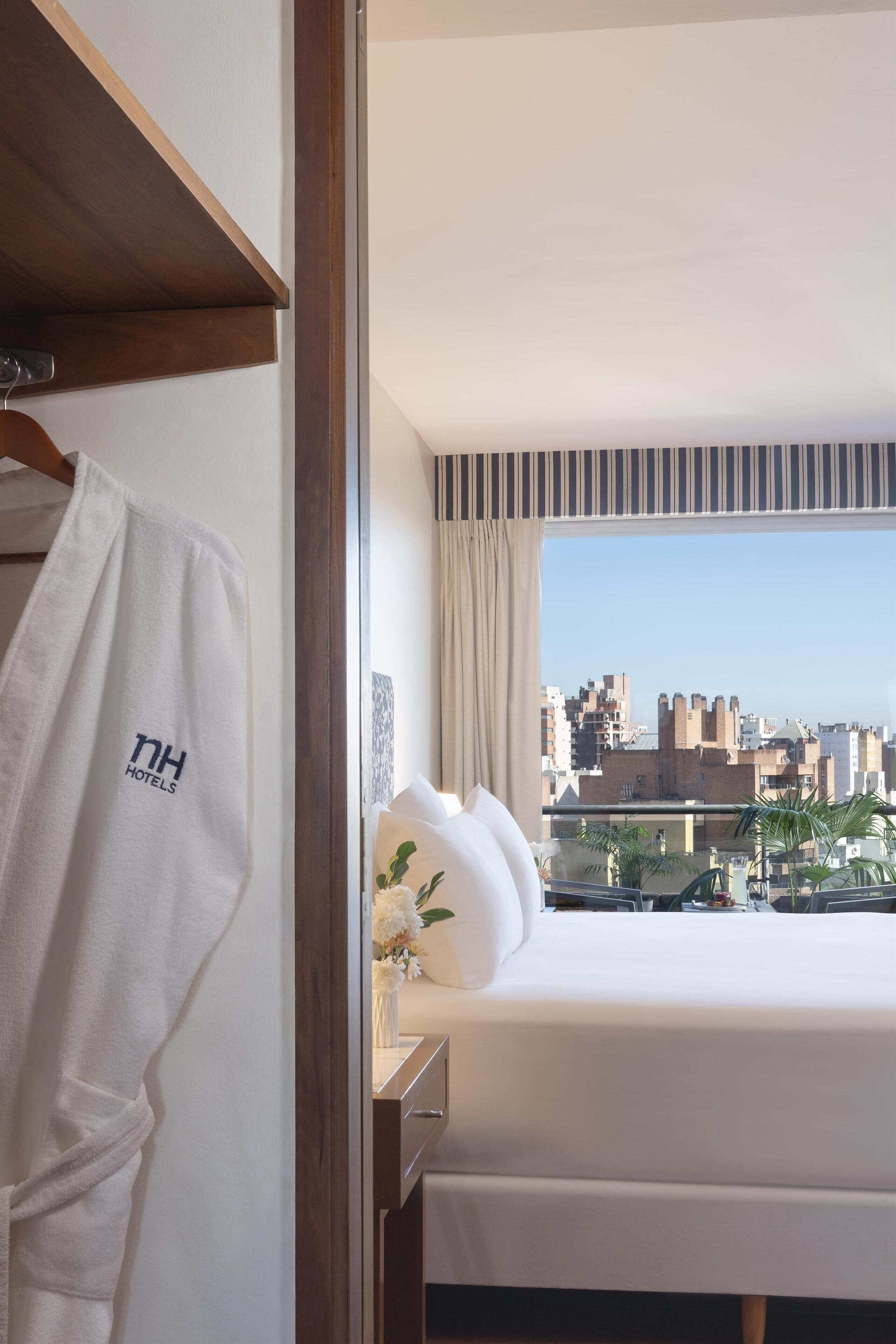 Ropa de cama de alta calidad, cubrecamas y minibar 
