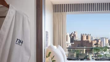 Ropa de cama de alta calidad, cubrecamas y minibar