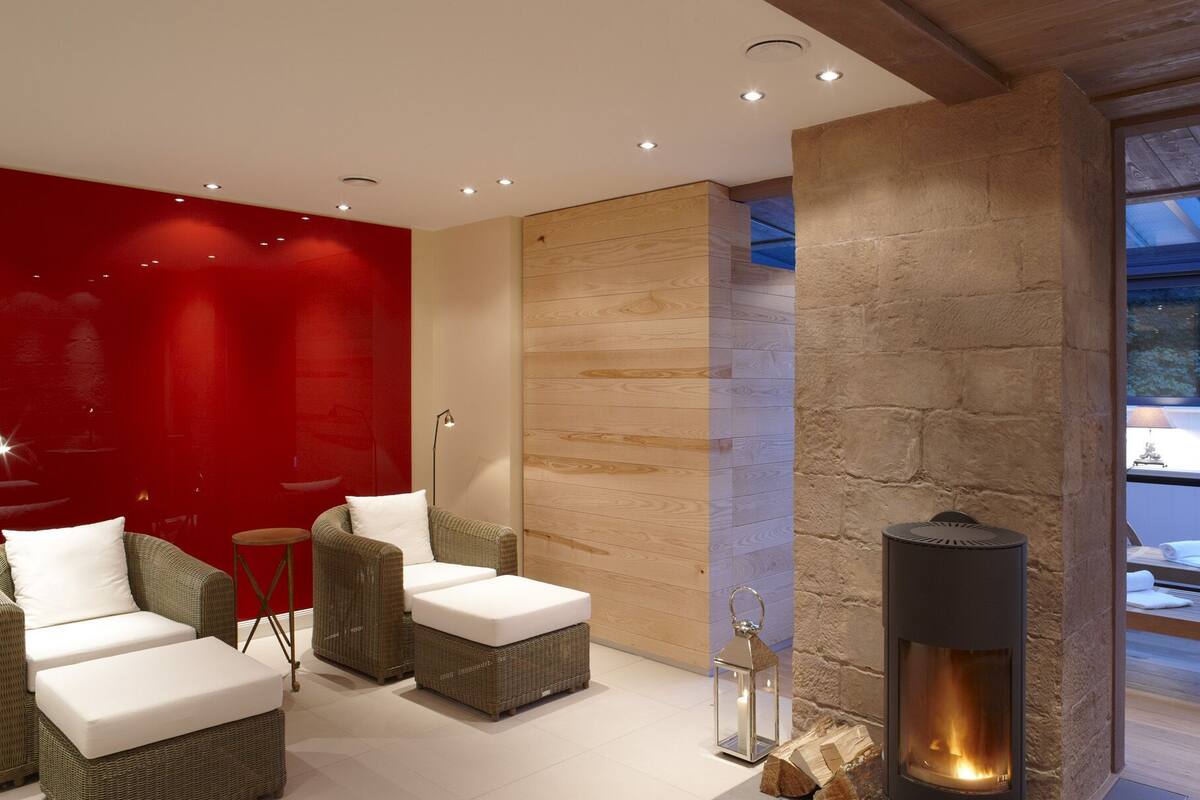 body treatments, body scrubs, facials, 2 treatment rooms