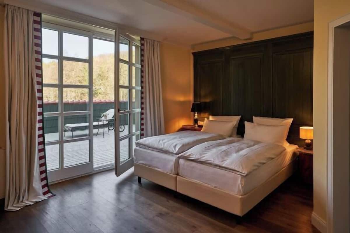 Luxe beddengoed, een minibar, een kluis op de kamer, een bureau