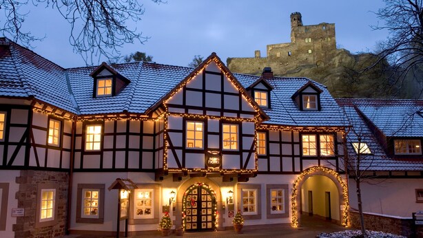 Ein traditionelles Fachwerkhäuschen mit einem Schild, das es als Hotel kennzeichnet.