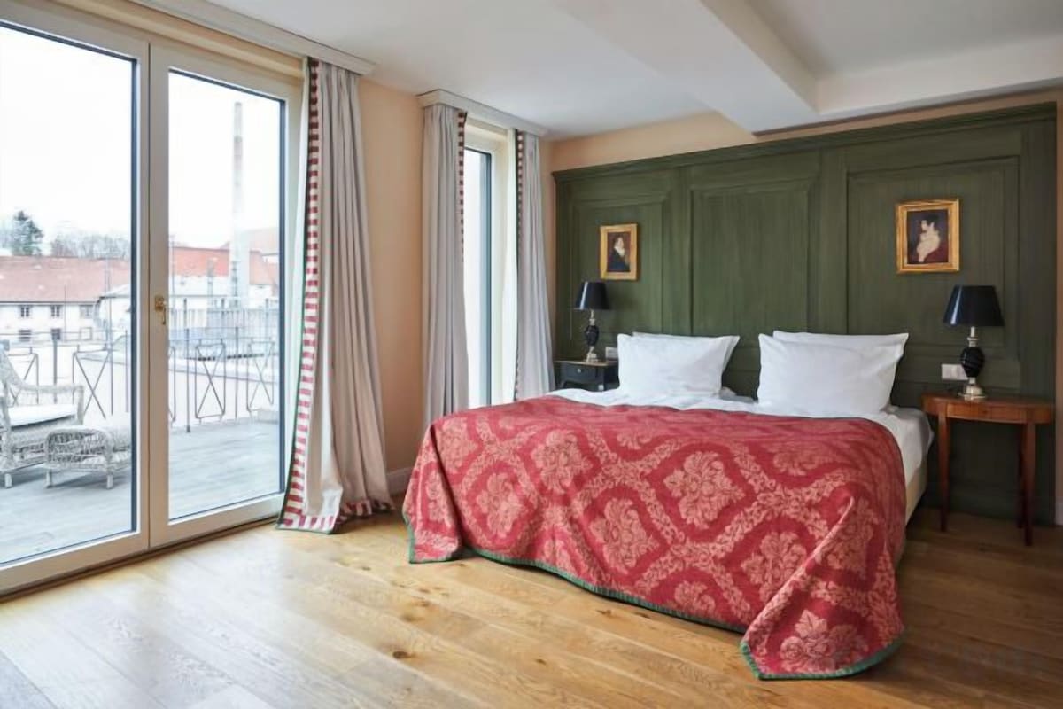 Luxe beddengoed, een minibar, een kluis op de kamer, een bureau