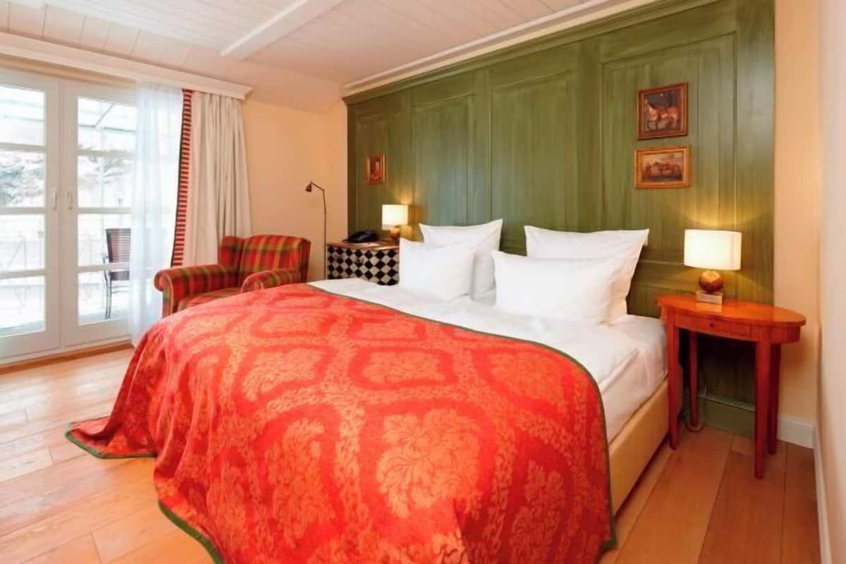 Luxe beddengoed, een minibar, een kluis op de kamer, een bureau