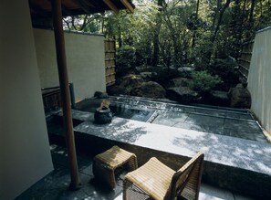 Kamar Tradisional, Bebas Asap Rokok (Open-Air Big Stone Bath) | Seprai premium, selimut bulu angsa, minibar, dan brankas